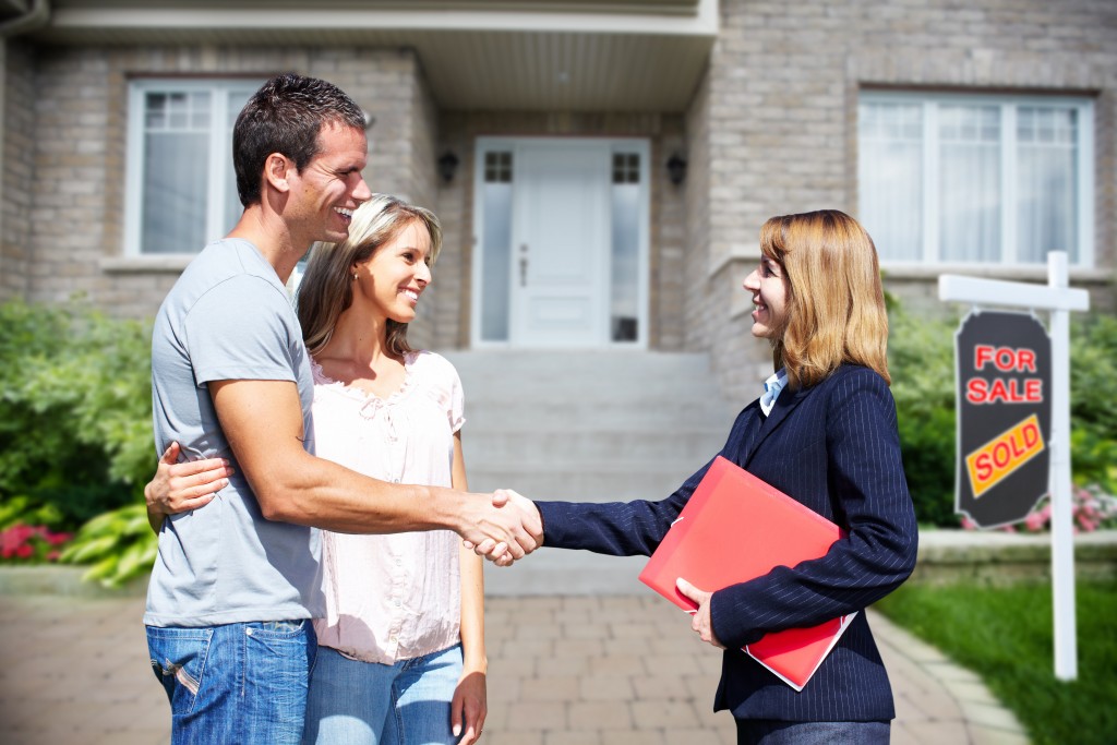 couple with realtor