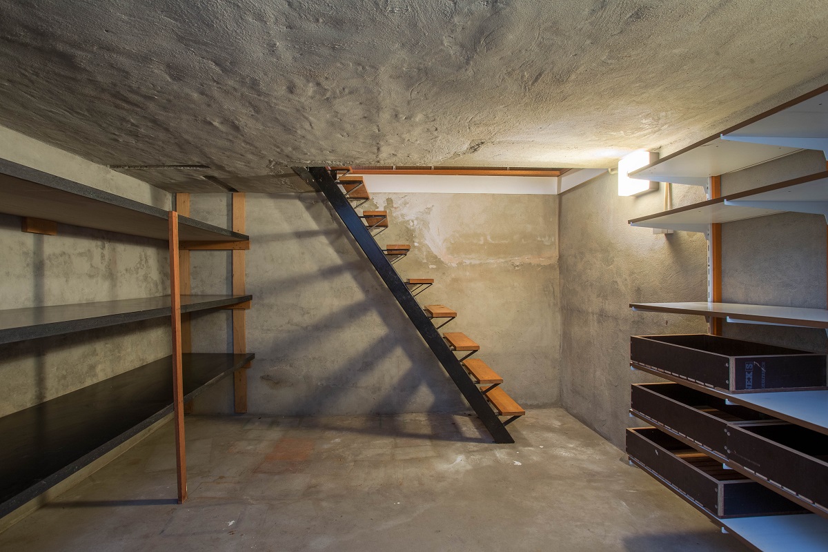 stairs to the basement