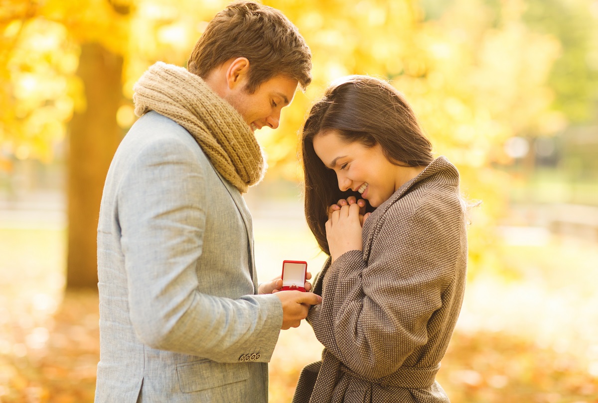 man proposing to his woman