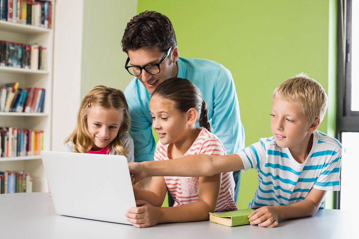 children with laptop