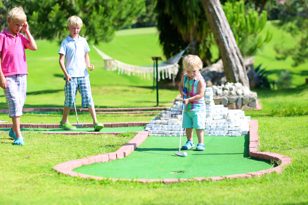 kids playing golf