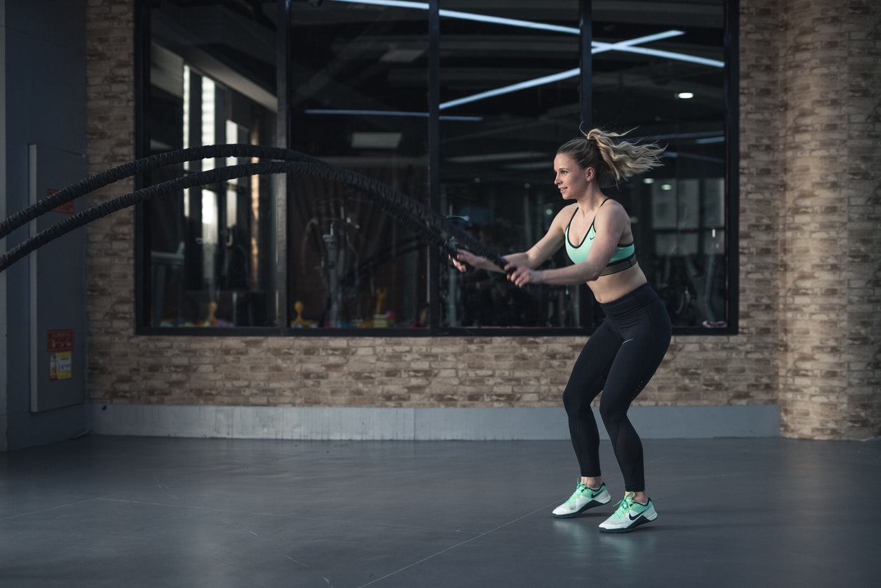 woman doing rope exercises