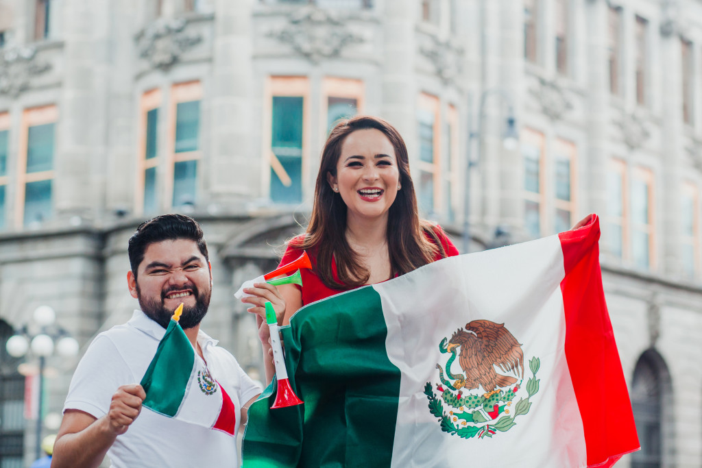 couple holding Mexican flag