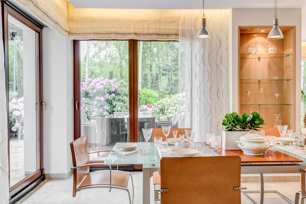 Modern style dining room